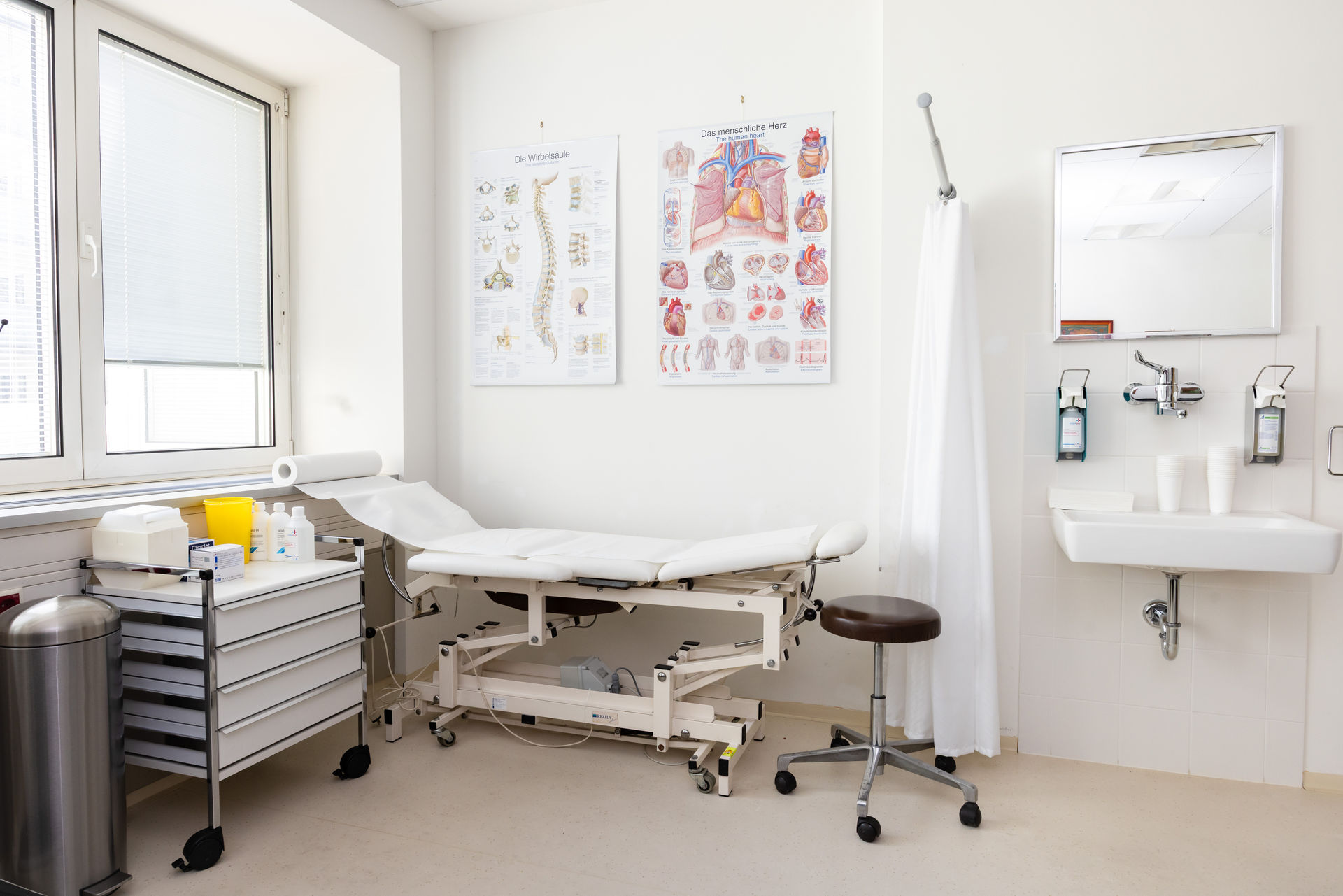 Behandlungszimmer der Hausarztpraxis
